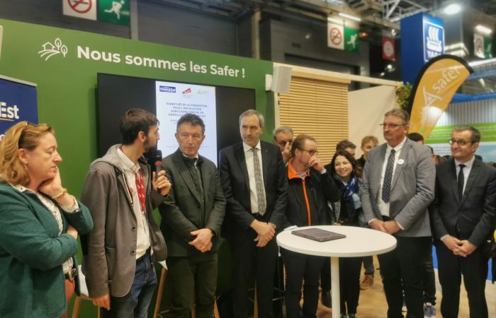 Signature entre la Safer et les Jeunes Agriculteurs du Grand Est au SIA